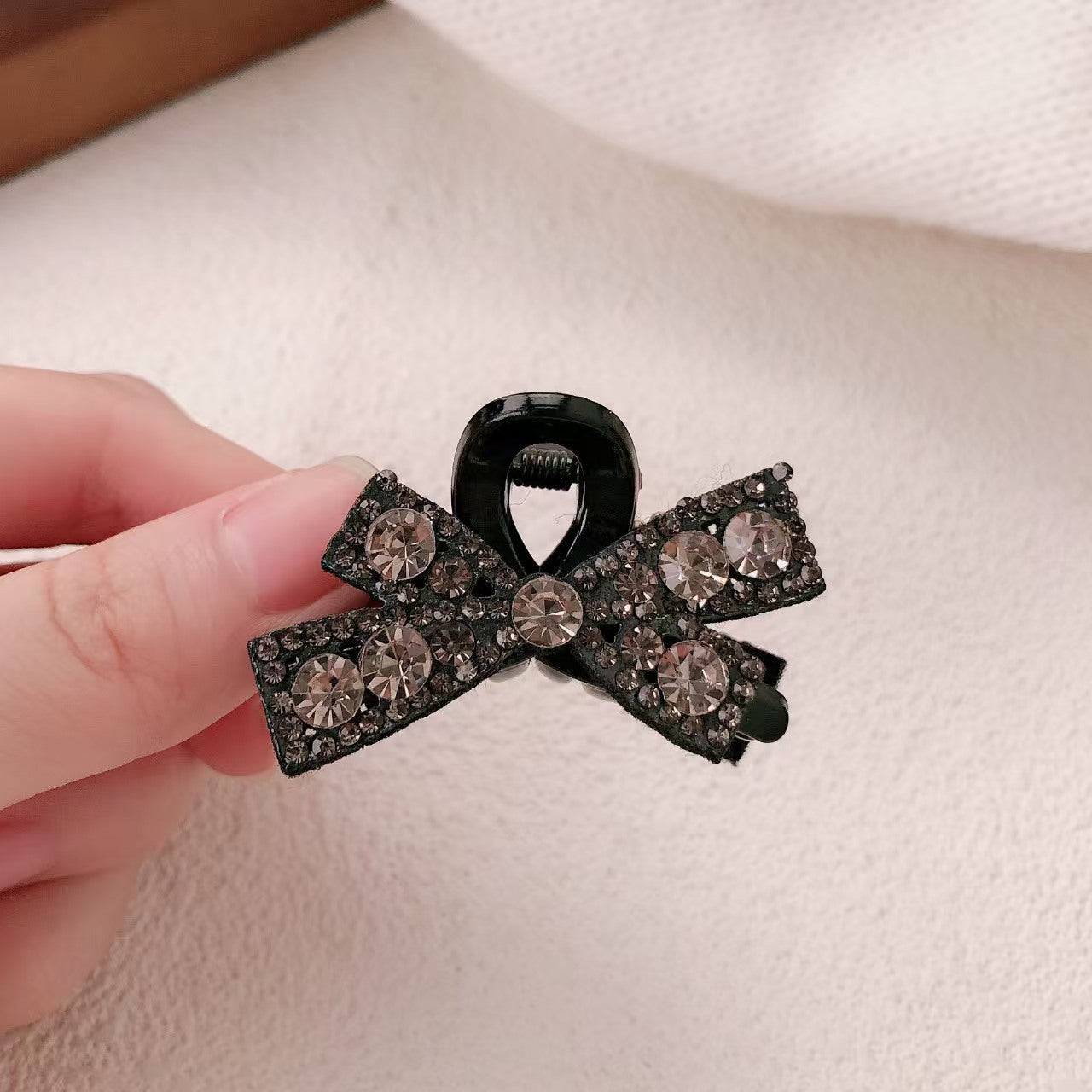 Diamond studded bow, small hair clip, feminine temperament, bangs clip, side  hair clip, small and exquisite grip clip A962