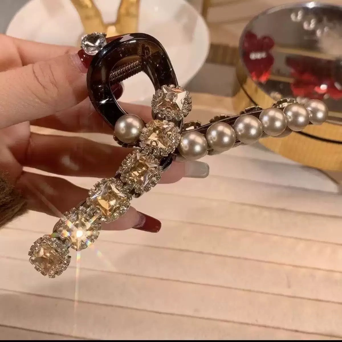 Exquisite pearl diamond coil hair clip for women, high-end hair clip for ladies, elegant and atmospheric shark clip headwear A972